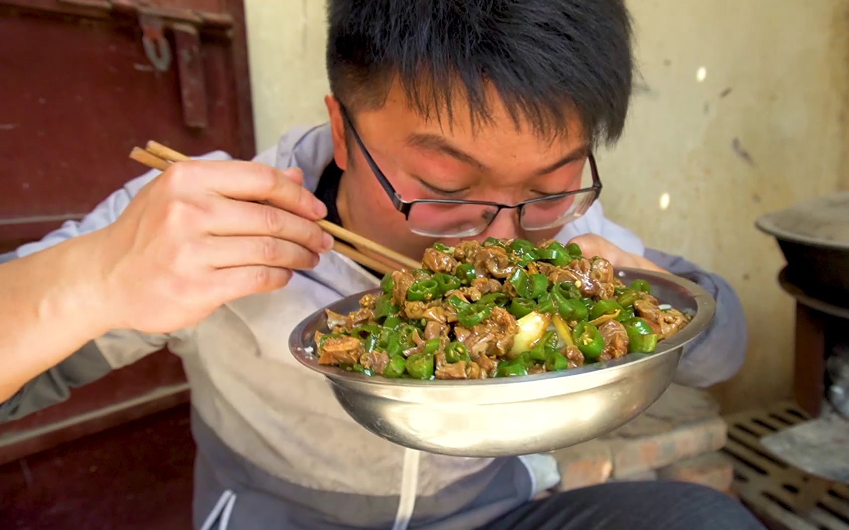 [图]一斤辣椒开胃，爆椒鸡胗拌一盆饭太香了，肉里挑辣椒吃，真过瘾