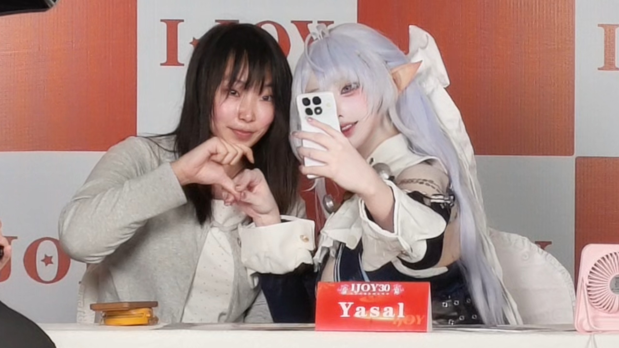 yasal狂亲女粉嘴！！！听说关注的人都娶了韩式炸鸡！