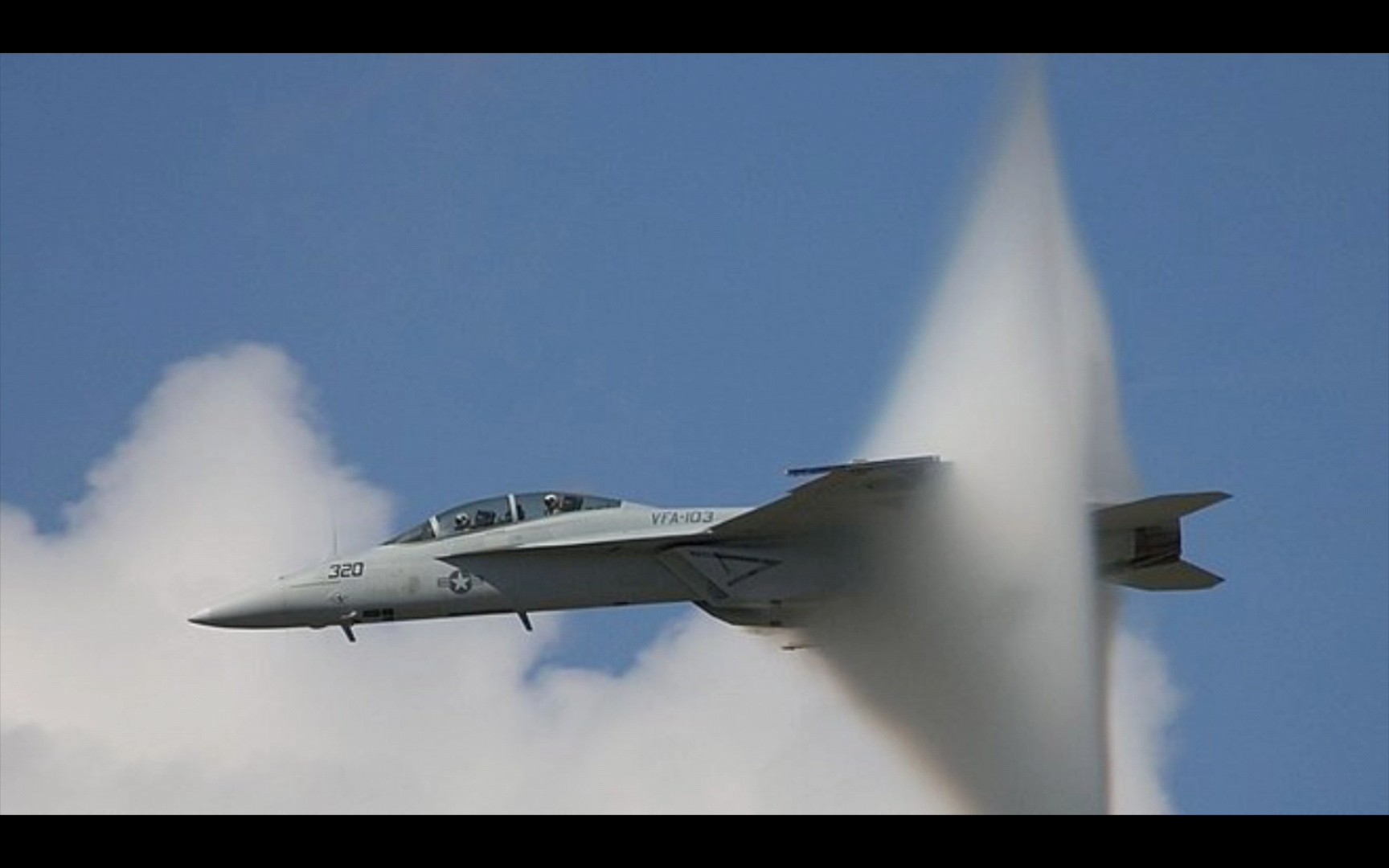 震撼!战斗机突破音障的瞬间!