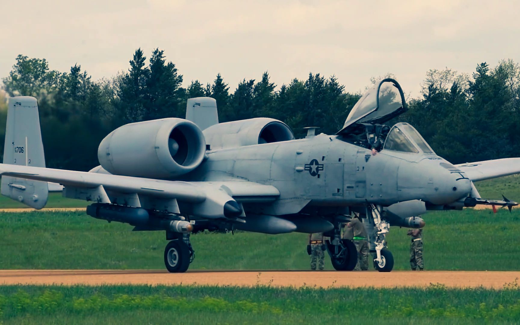 美军a-10攻击机进行空中加油,机舱内与机舱外的镜头剪辑!