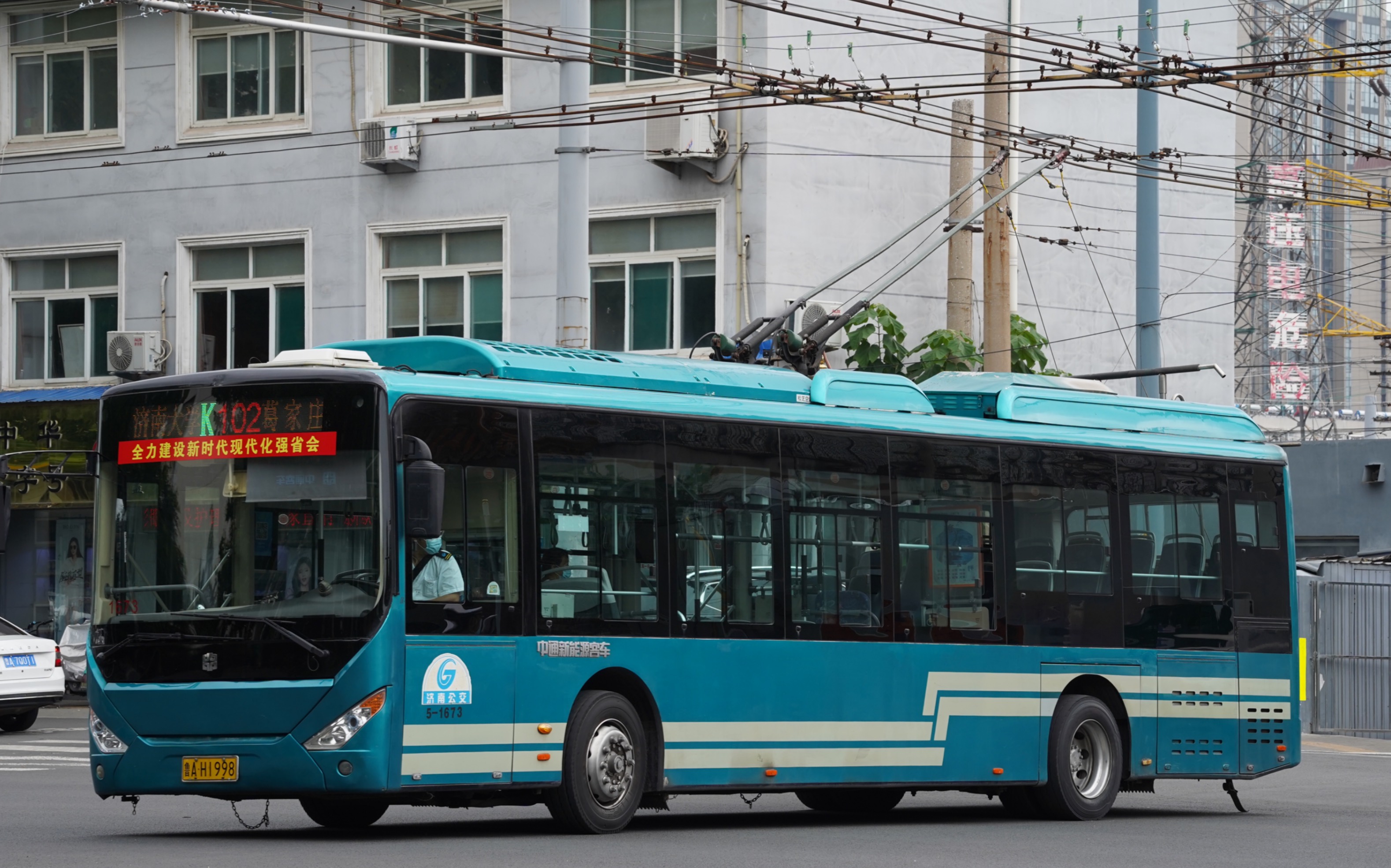 「车迷小日常济南系列」老牌无轨电车经过老城区,济南k102路开往葛