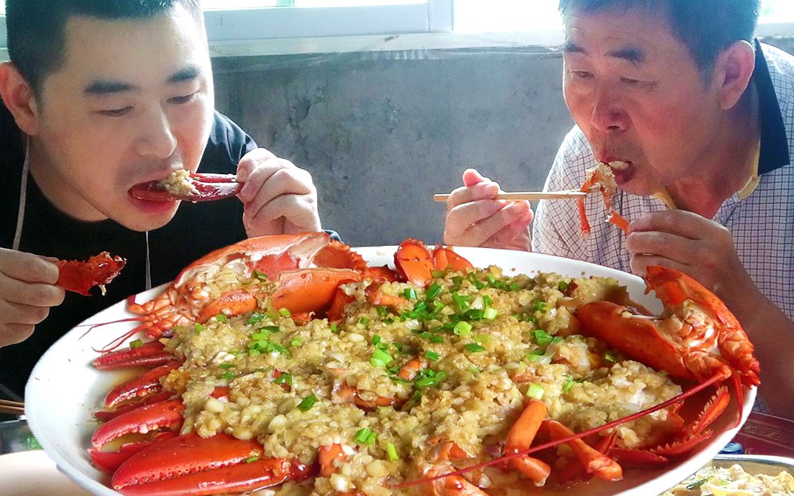 超小厨200元买2只大龙虾,农村土灶蒜蓉蒸,爸妈第一次吃,啃过瘾