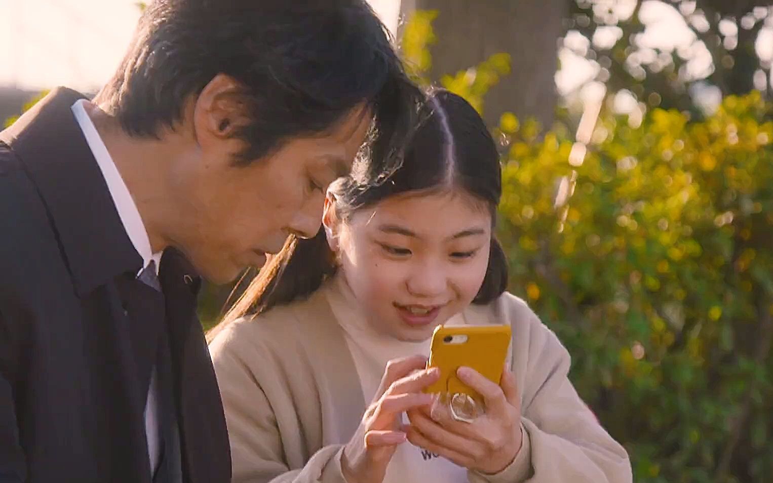 小女孩带大叔逛超市,旁人纷纷投来异样眼光