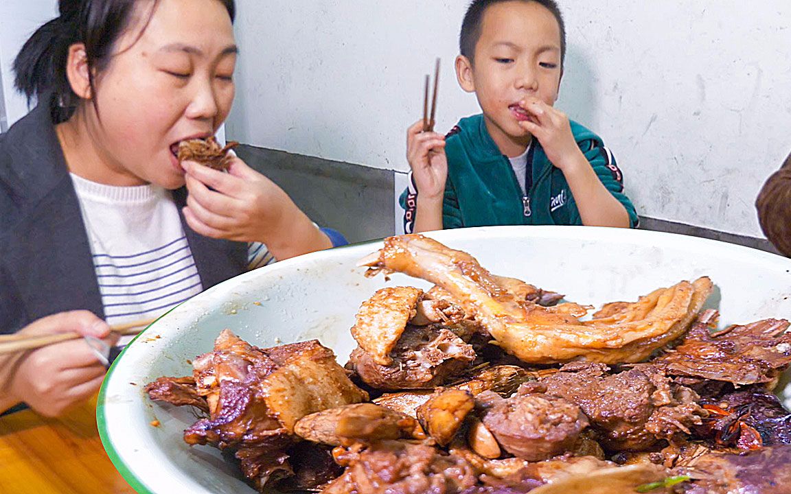 媳妇又用高压锅煮鸭肉,自己养的鸭子就是香,一家人都爱吃哔哩哔哩bilibili