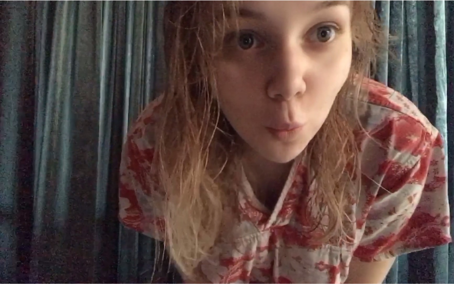 洋媳妇第一次体验中国玻璃栈道,吓尿尿了