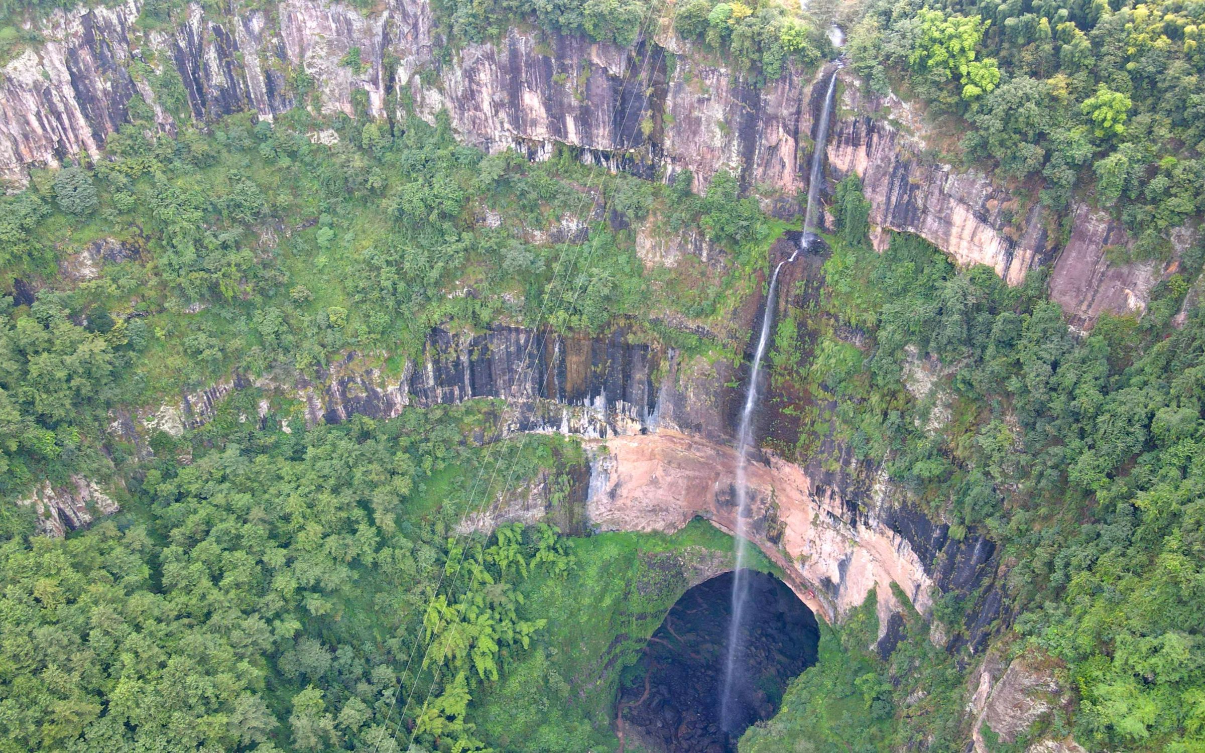壮丽!沙湾硝洞岩是天坑,也是溶洞,实测瀑长300米,美翻了