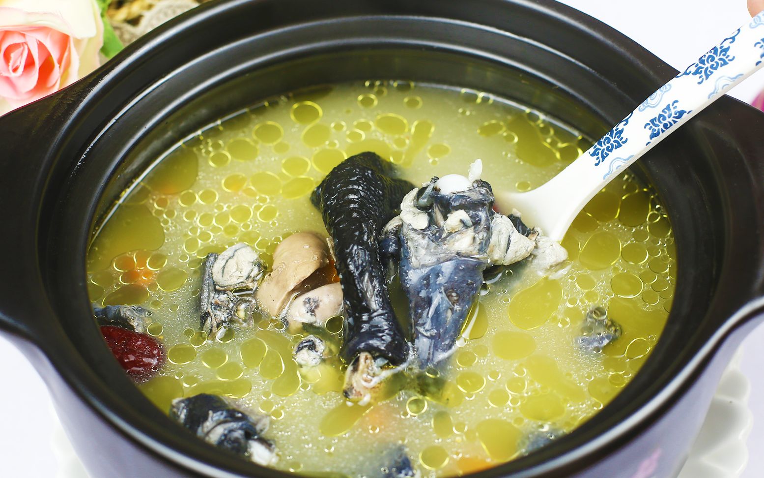 乌鸡炖板栗的功效(乌鸡炖板栗:滋补养生的美味佳肴)