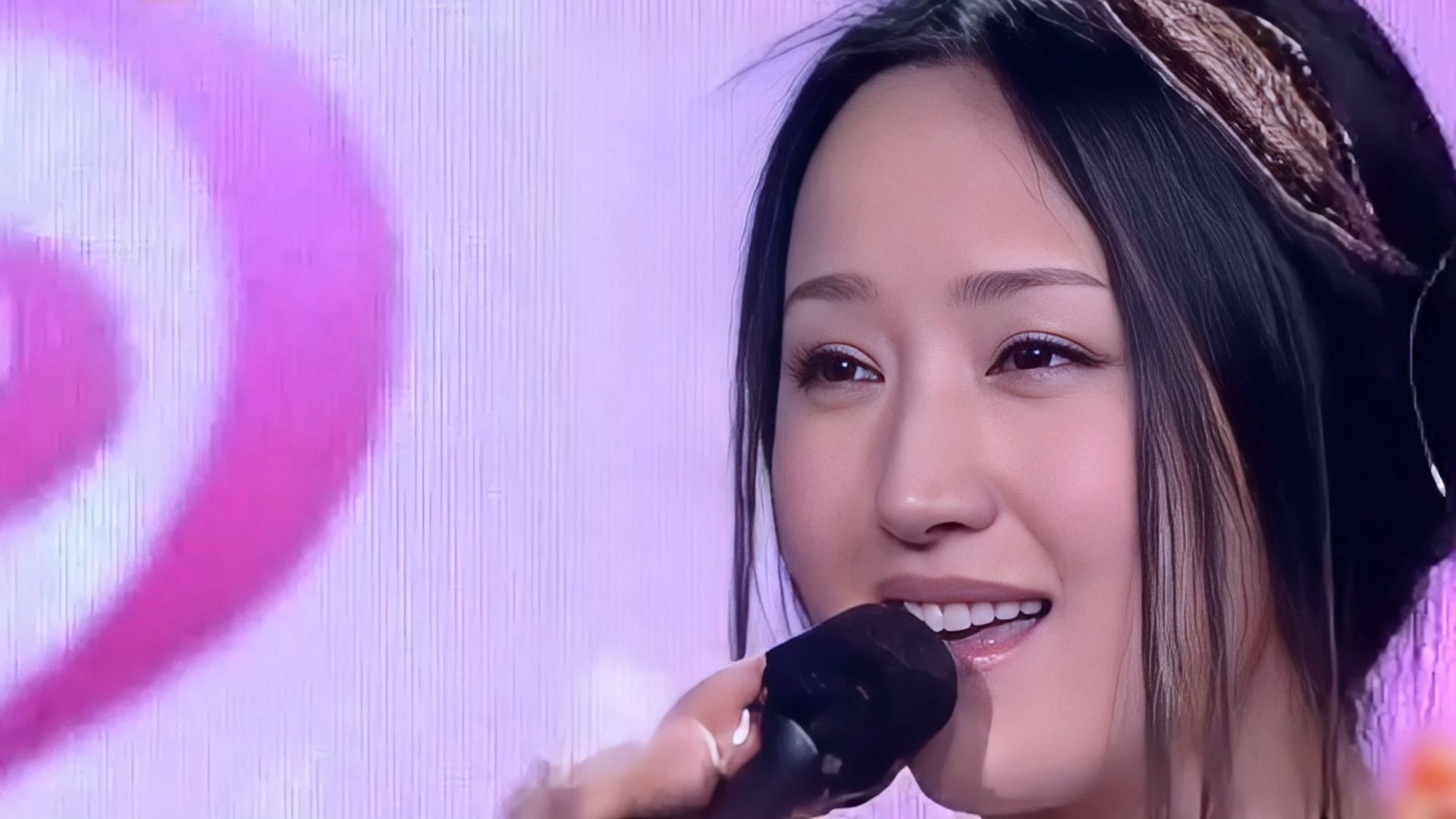 美女歌手杨钰莹演唱《轻轻的告诉你》混剪版