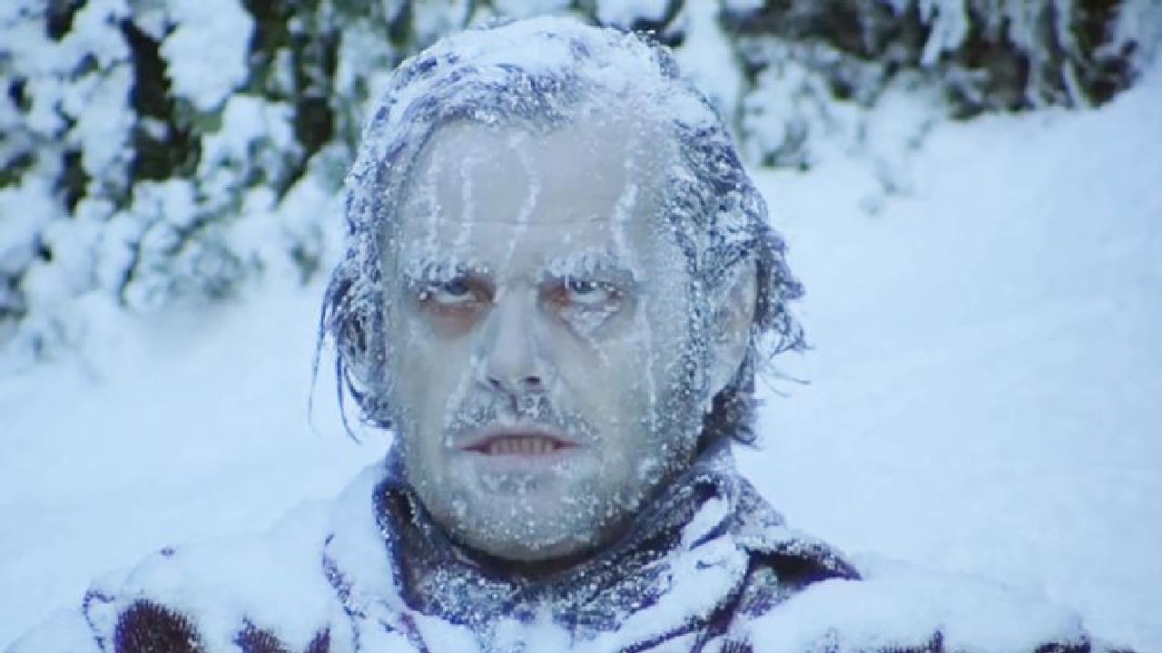 恐怖片(闪灵),男子发疯追杀妻女,进入迷宫被冻成雕像