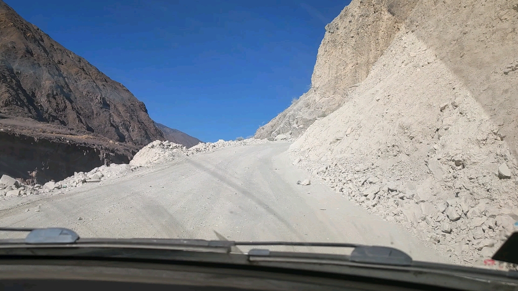 巴塘的国道(维修中)