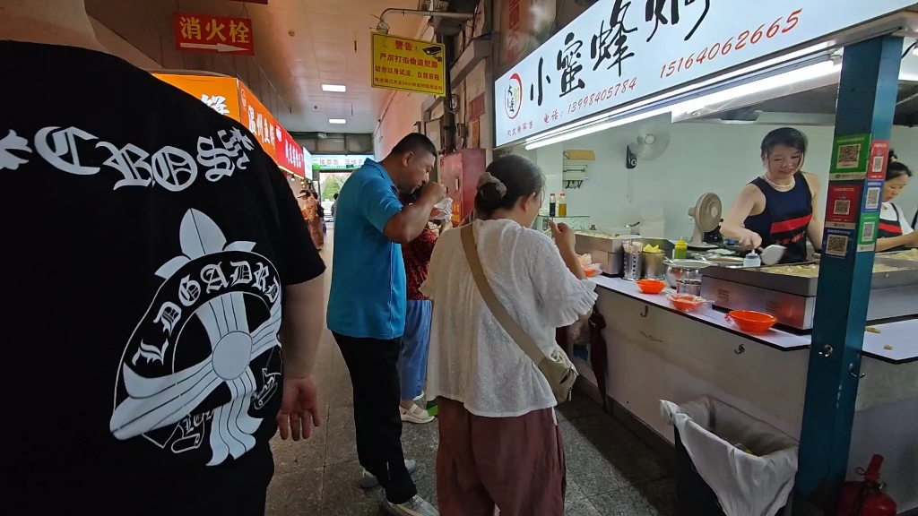 大连熟食品交易中心:任贤齐吃的网红小蜜蜂焖子,一天能卖1000多碗!哔哩哔哩bilibili