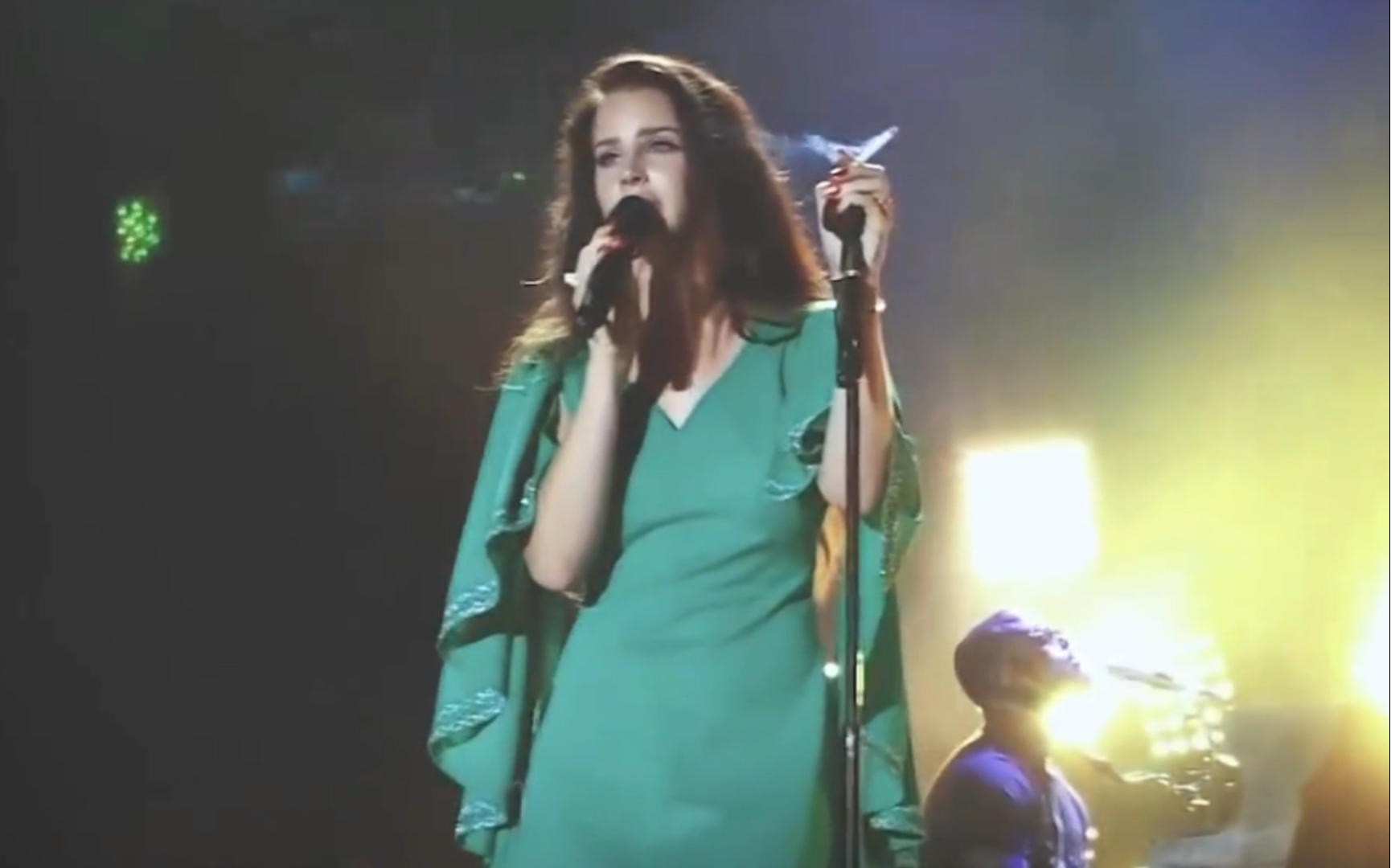 [图]Lana Del Rey《Old Money》Live 清唱版 手拿香烟，笑靥如花的打雷姐状态奇佳，独特的声线格外迷人。