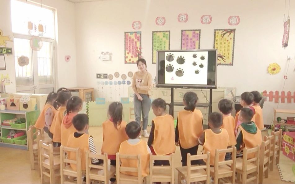 [图]幼儿园优质公开课：小班数学游戏《大脚印小脚印》#幼儿园公开课#幼儿园#幼儿园优质课#幼儿园优质公开课#幼儿园优秀公开课