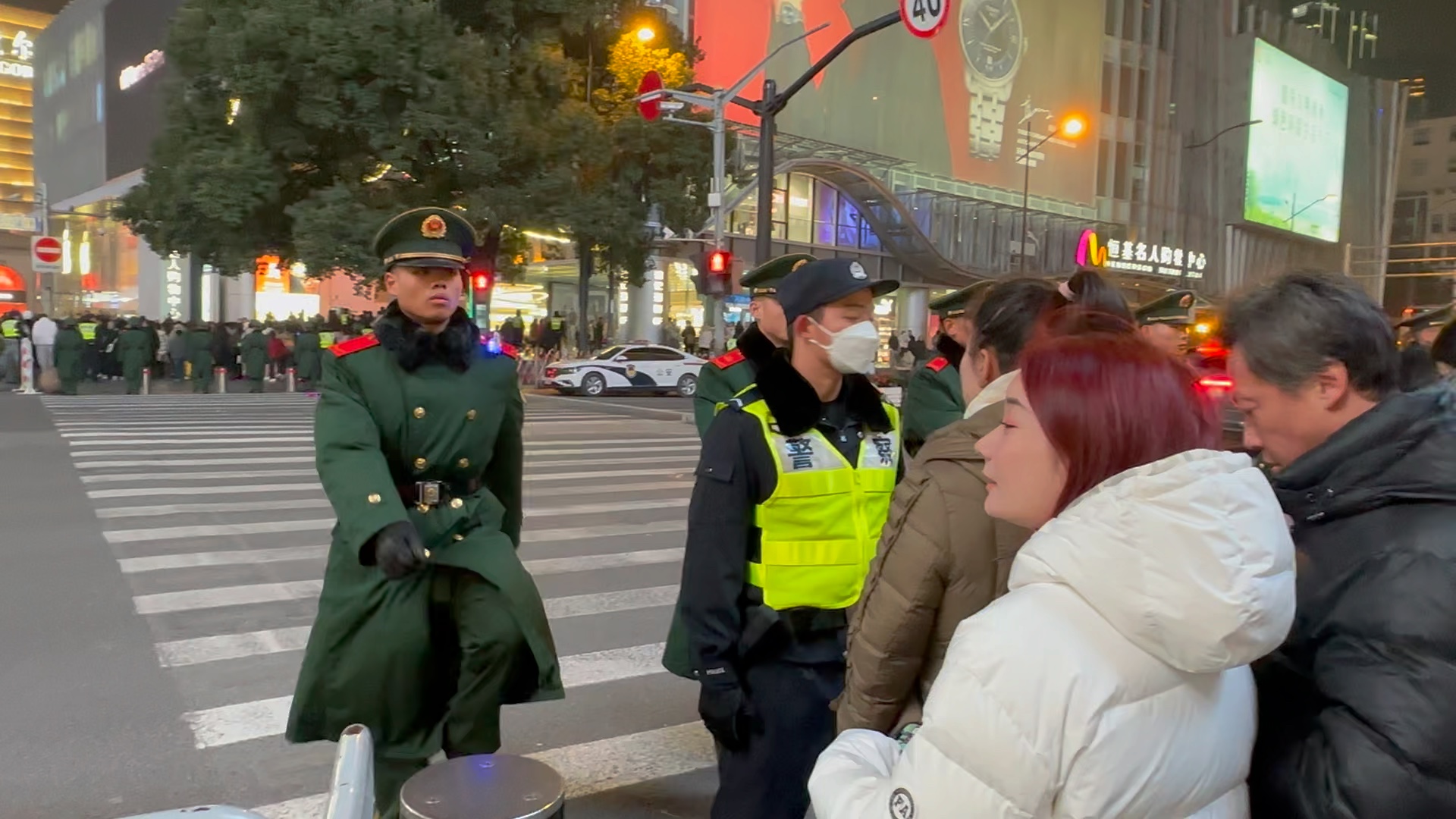 南京路步行街的武警小哥哥也太帅了吧