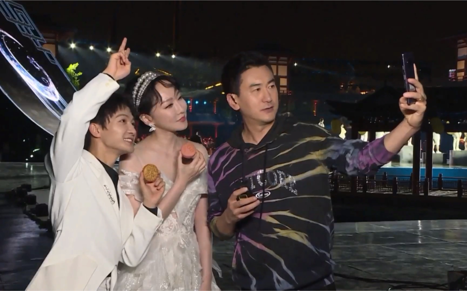 【周深/央视秋晚探班直播cut】我是可可爱爱的疯狂点头机器周星星