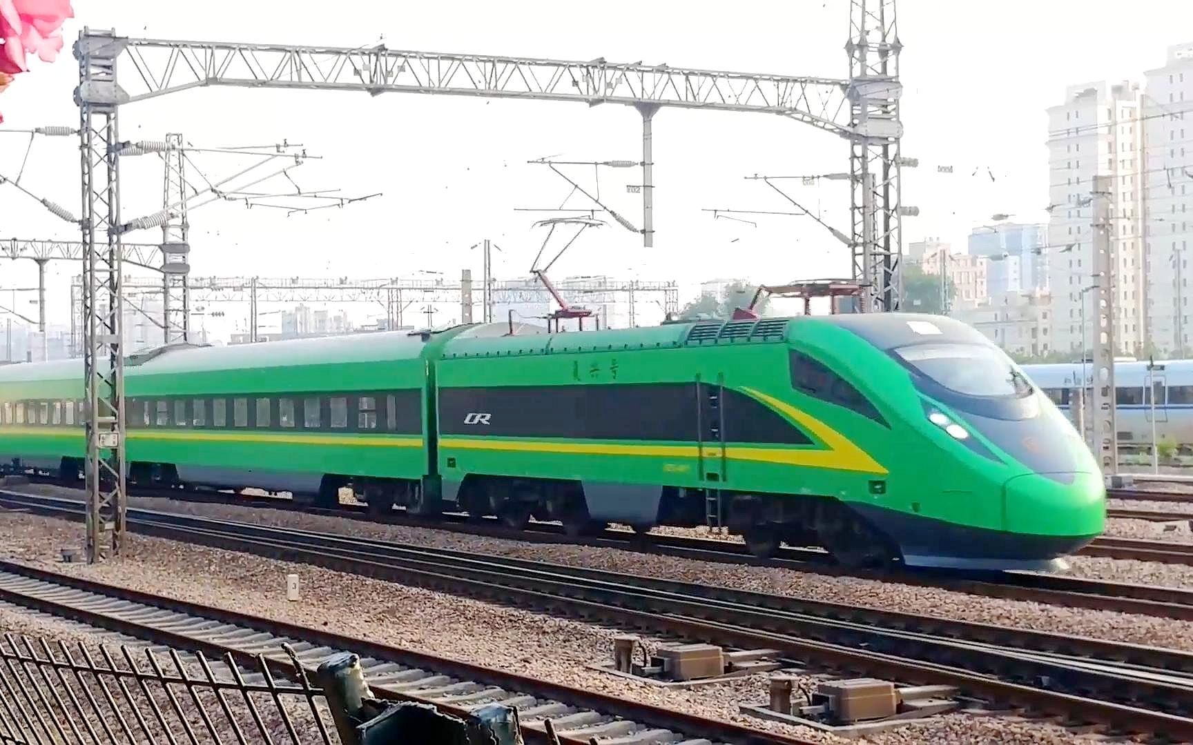 杭州至北京d718次复兴号动集列车,夕发朝至,全程13.5小时