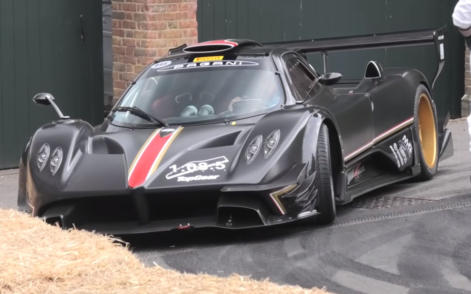 帕加尼 zonda r 撞上干草桶?亏的是你撞上我.