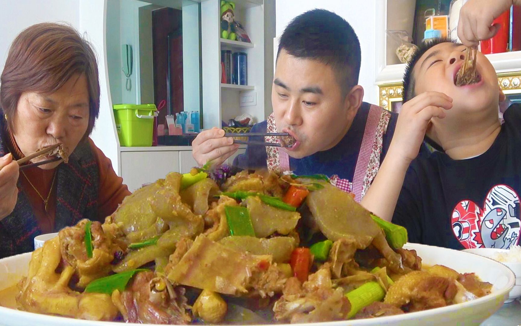 超小厨买2瓶啤酒一只鸭,魔芋啤酒配老鸭,啃完鸭肉笑哈哈