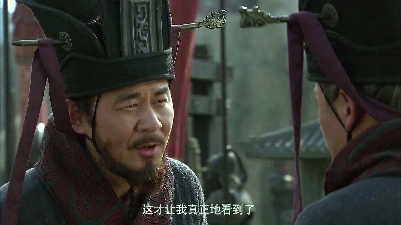 曹阿瞒给王允拜寿,看他的同事竟然羞辱他