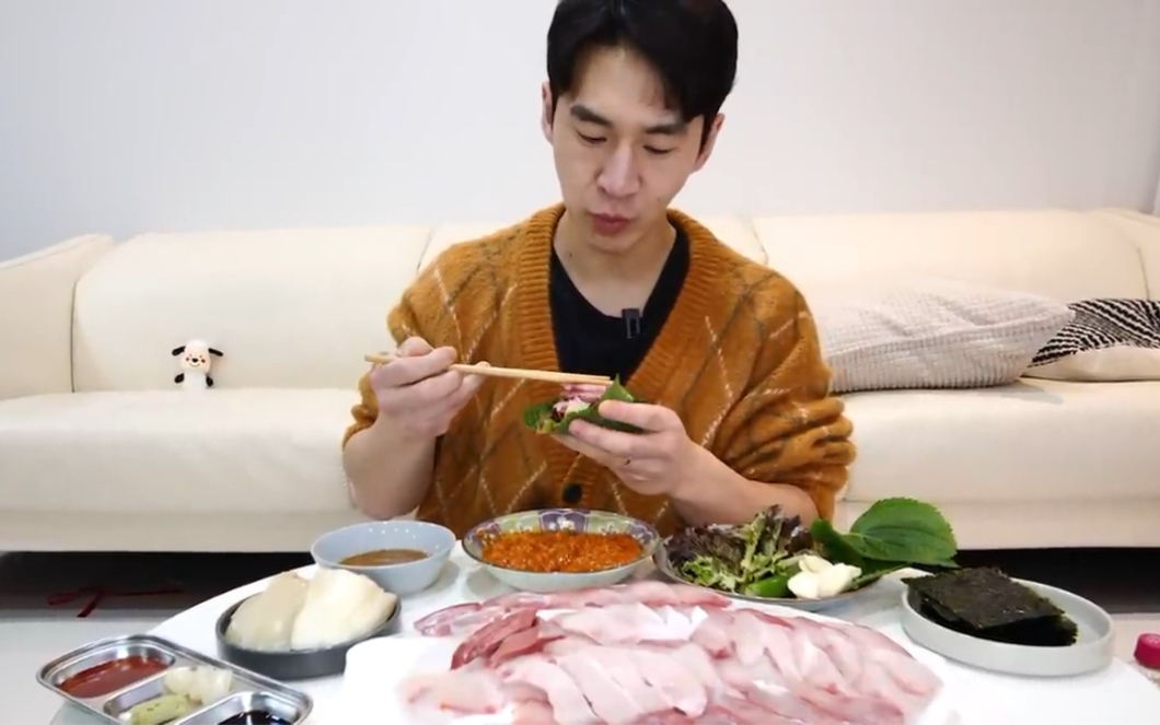 【banzz奔驰小哥】吃一大盘生鱼片配米饭和拉面 碳水爆炸!