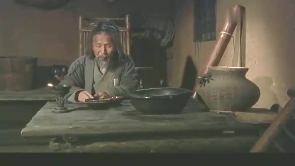 古装:一年工作才赚个乌盆,老头伤心喂盆酒喝,哪知奇迹发生