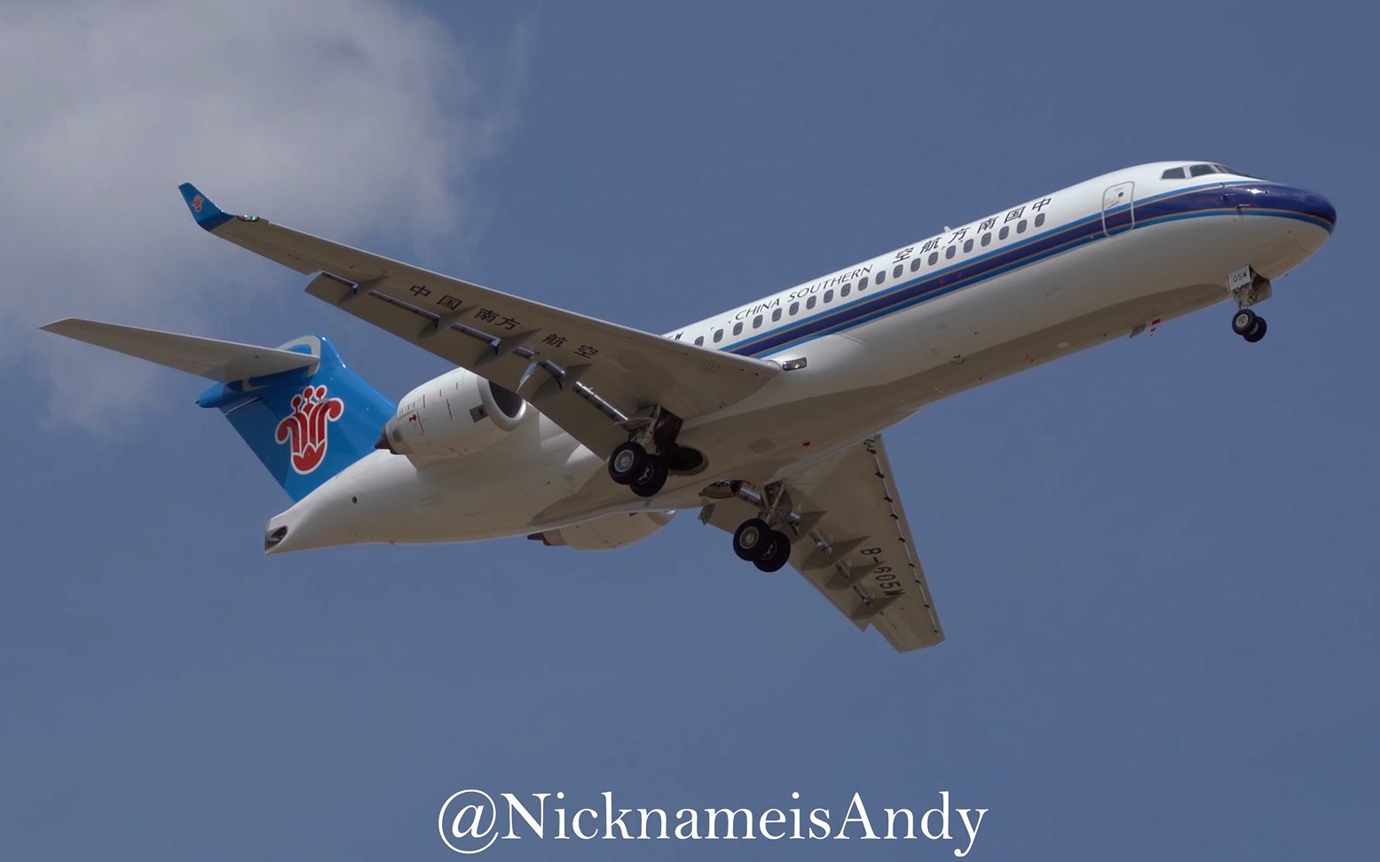 南航首架arj21-700交付记录,附带逃生滑梯释放过程_哔哩哔哩_bilibili