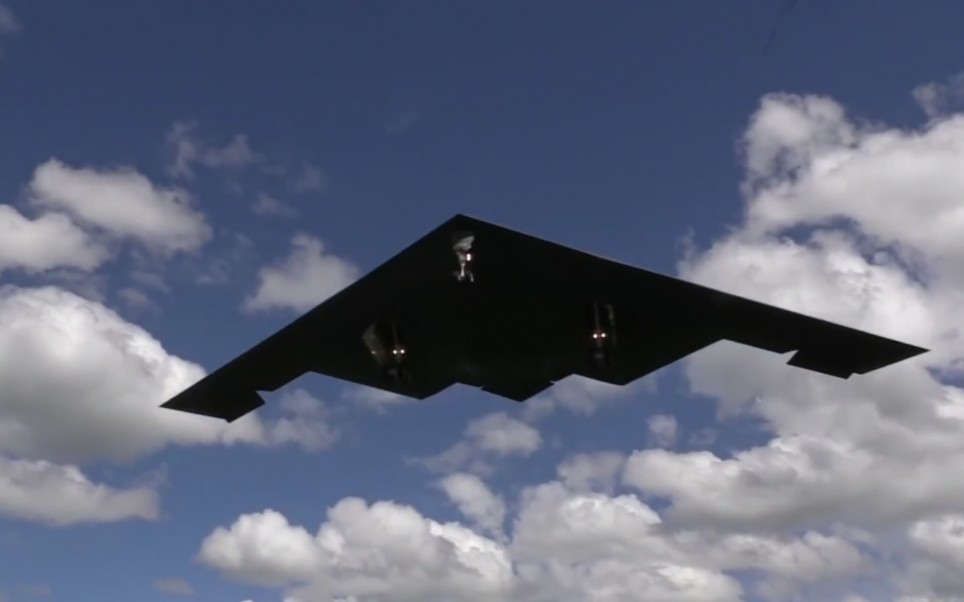 b2轰炸机掠过头顶降落