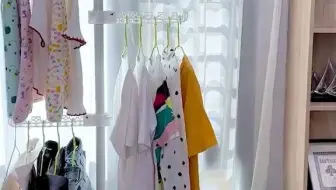 家有晾衣杆再多的衣服都能挂的下