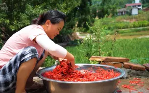 Скачать видео: 每到一年辣椒红的季节，家里都会做上一坛宰辣椒，炒蒸烧都美味