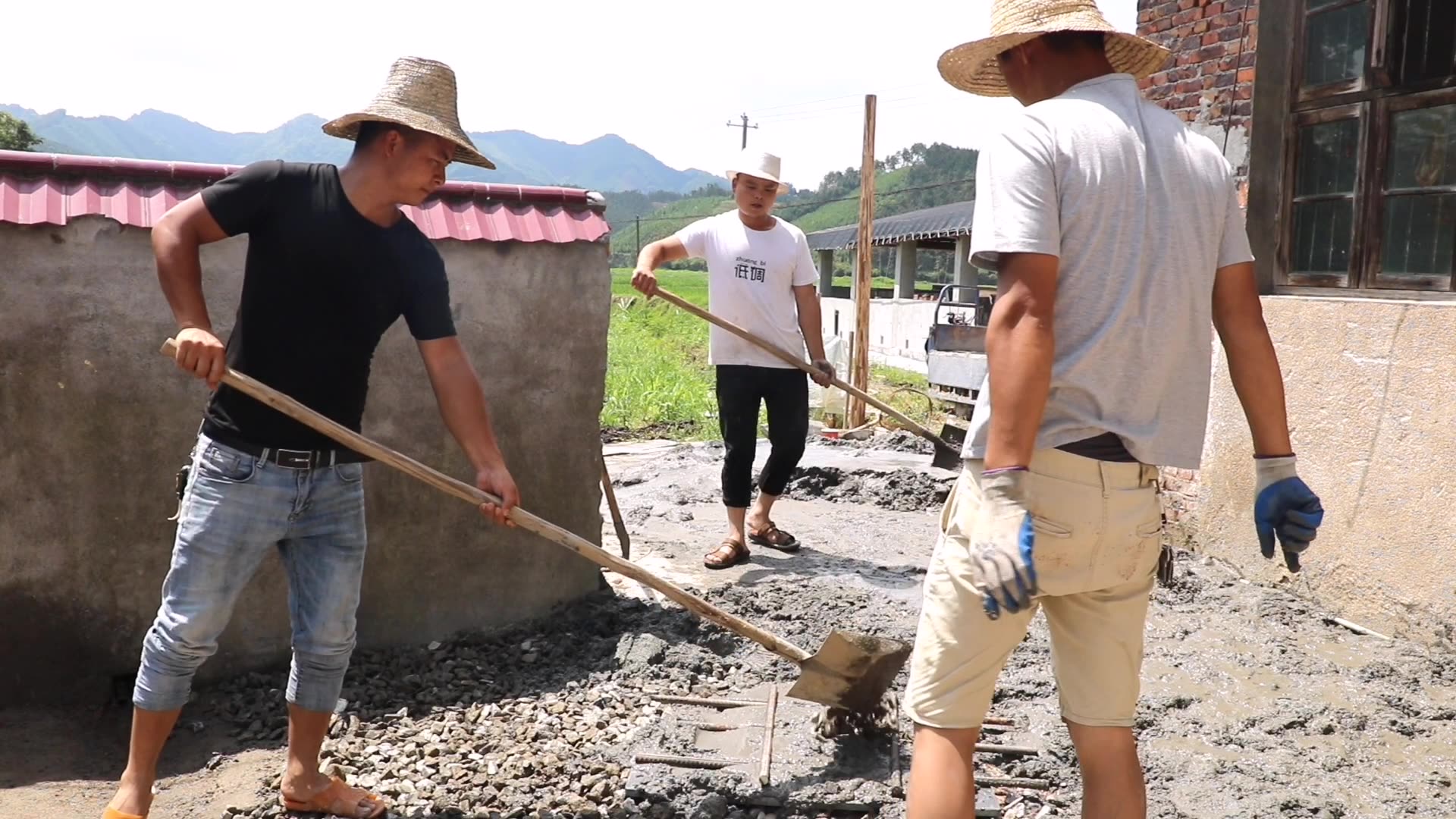 厨房周边打下水泥,小伙打赤脚拌,说是可以去脚气