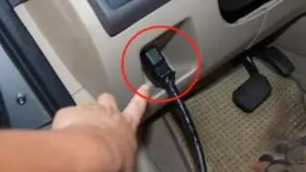 Télécharger la video: 不管车子贵不贵，方向盘下这个小孔别浪费，懂行人天天用