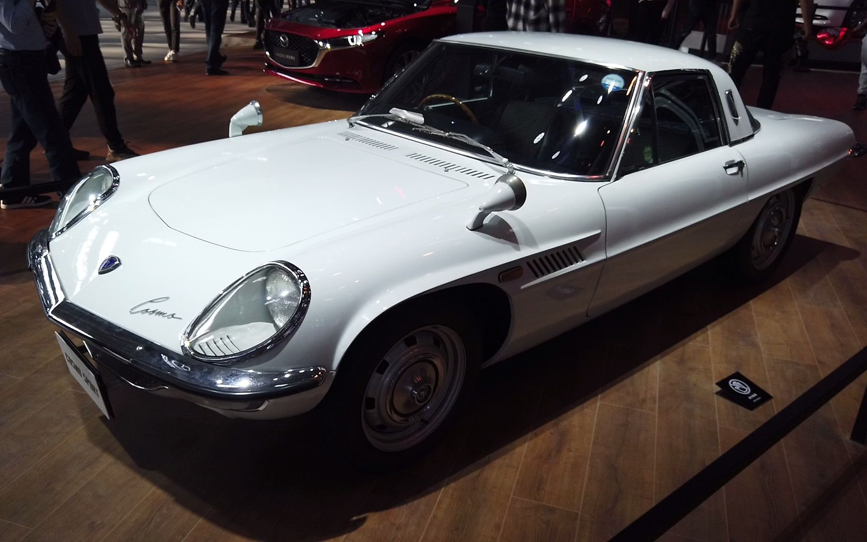 实拍1967年马自达cosmo sport跑车,采用双转子发动机,小巧精致