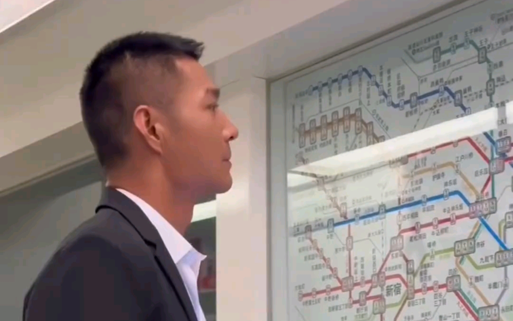 地铁上的黑皮正装帅哥