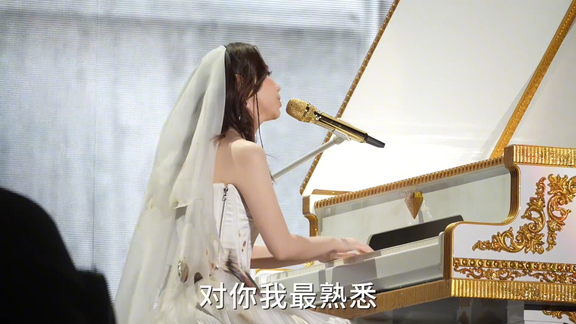 邓紫棋说"真正的爱,无论自己是不是你的唯一,我还是继续爱你,因为爱是