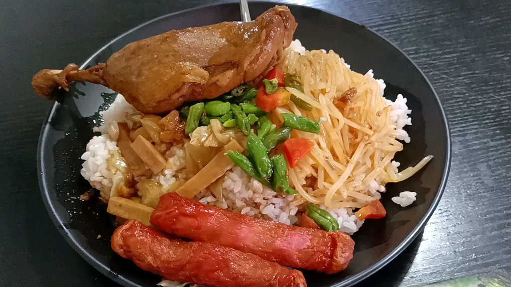 鸭腿香肠饭荤素搭配,绝对吃的饱饱的