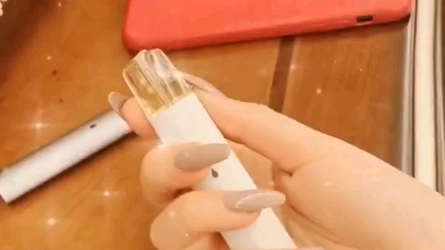 这就是悦刻一代初雪白漂亮