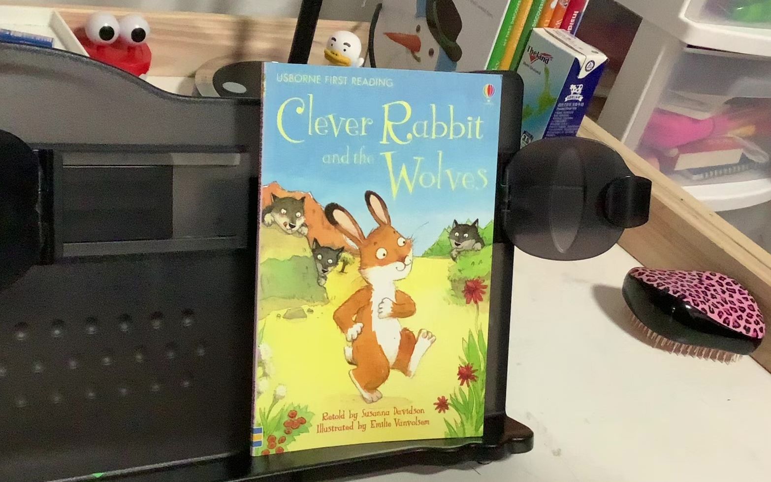 [图]【Jasmine学中英文】《Clever Rabbit and the Wolves》 《第一图书馆》【茉莉的学习之旅（6岁）刚刚开始…】