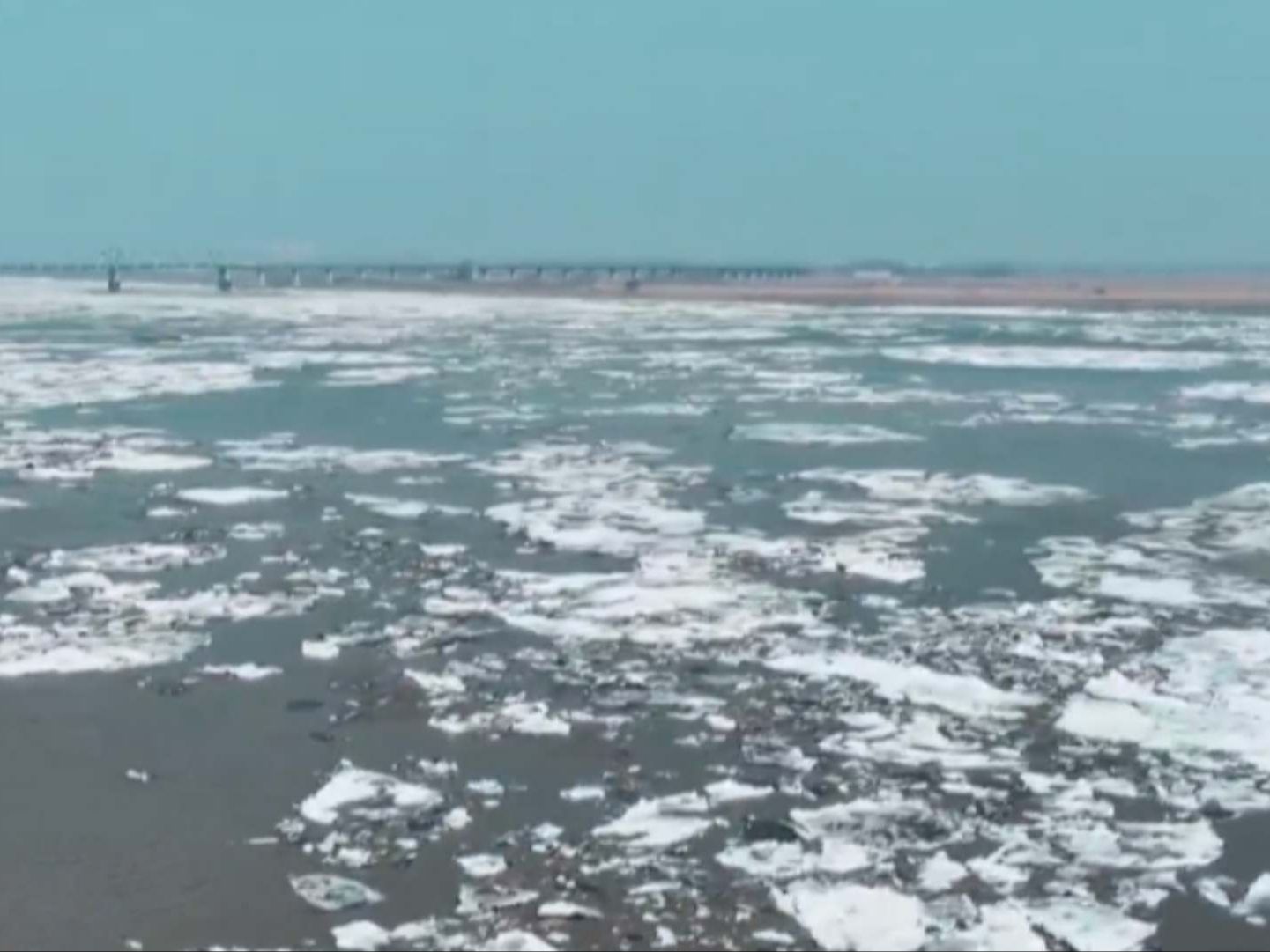 多角度拍摄松花江佳木斯段开江,冰排浩浩荡荡奔涌而下,场面壮观