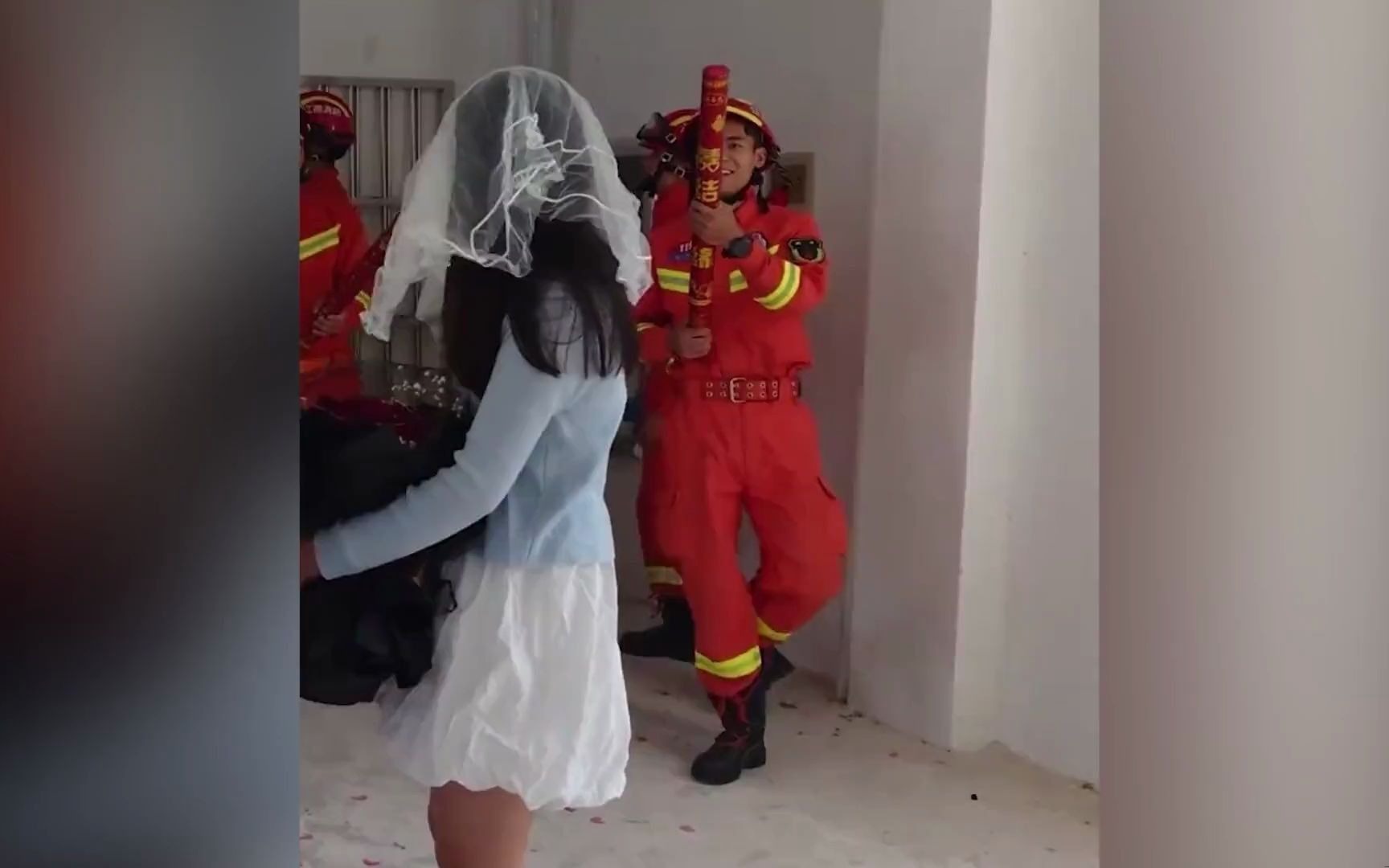 消防员求婚搞笑场面,求婚能有多紧张?消防员萌萌哒操作笑翻全场