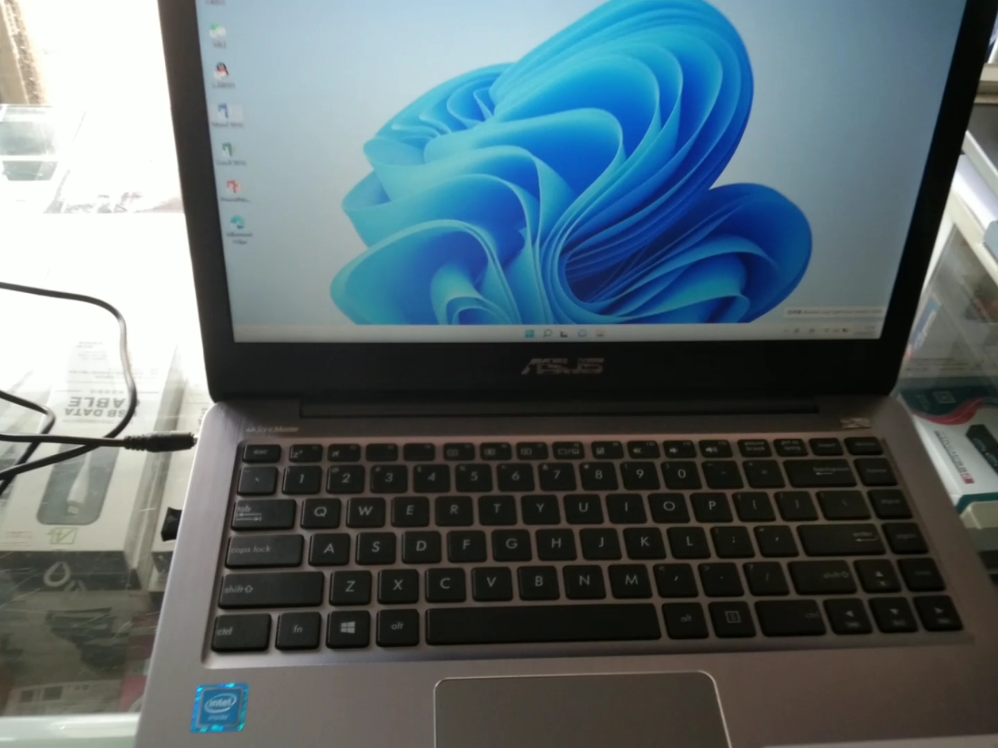 2017年的华硕笔记本e403n赛扬n3450三核处理器4g内存115g固态安装