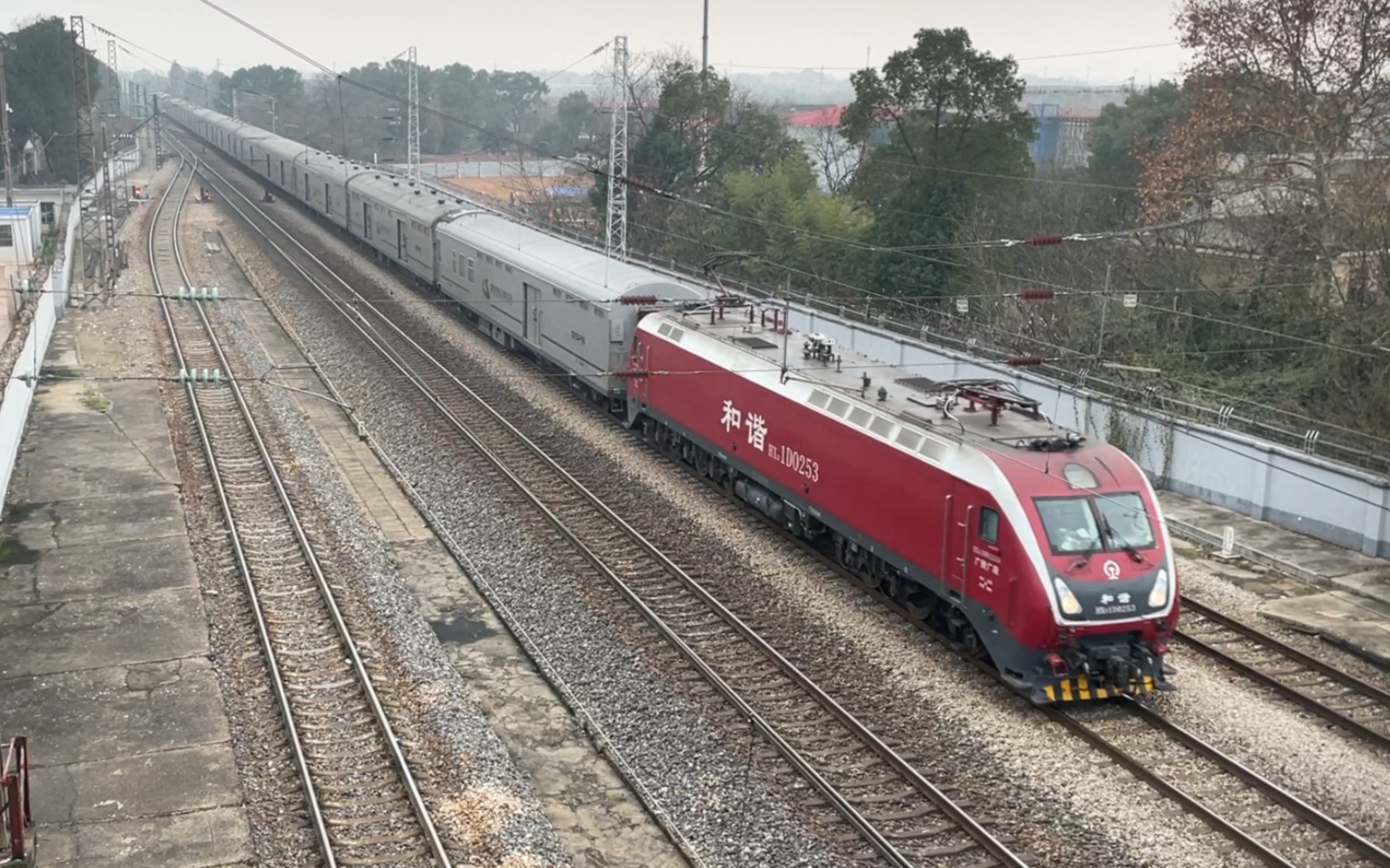 广铁广段hxd1d0253牵引新时速运递公司特快行包列车通过京广线大托铺