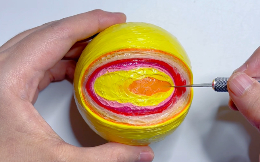 切一个暖色系胶带球