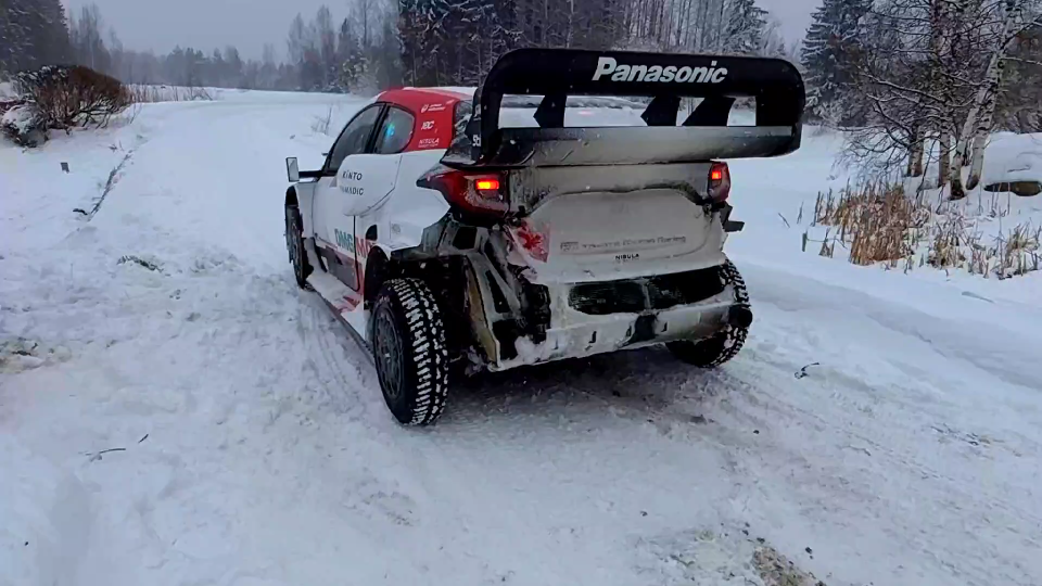 雪地里竟以180km/h的速度过弯,事实证明有雪漂起来更丝滑!哔哩哔哩bilibili