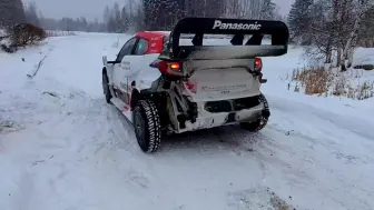 Video herunterladen: 雪地里竟以180km/h的速度过弯,事实证明有雪漂起来更丝滑!