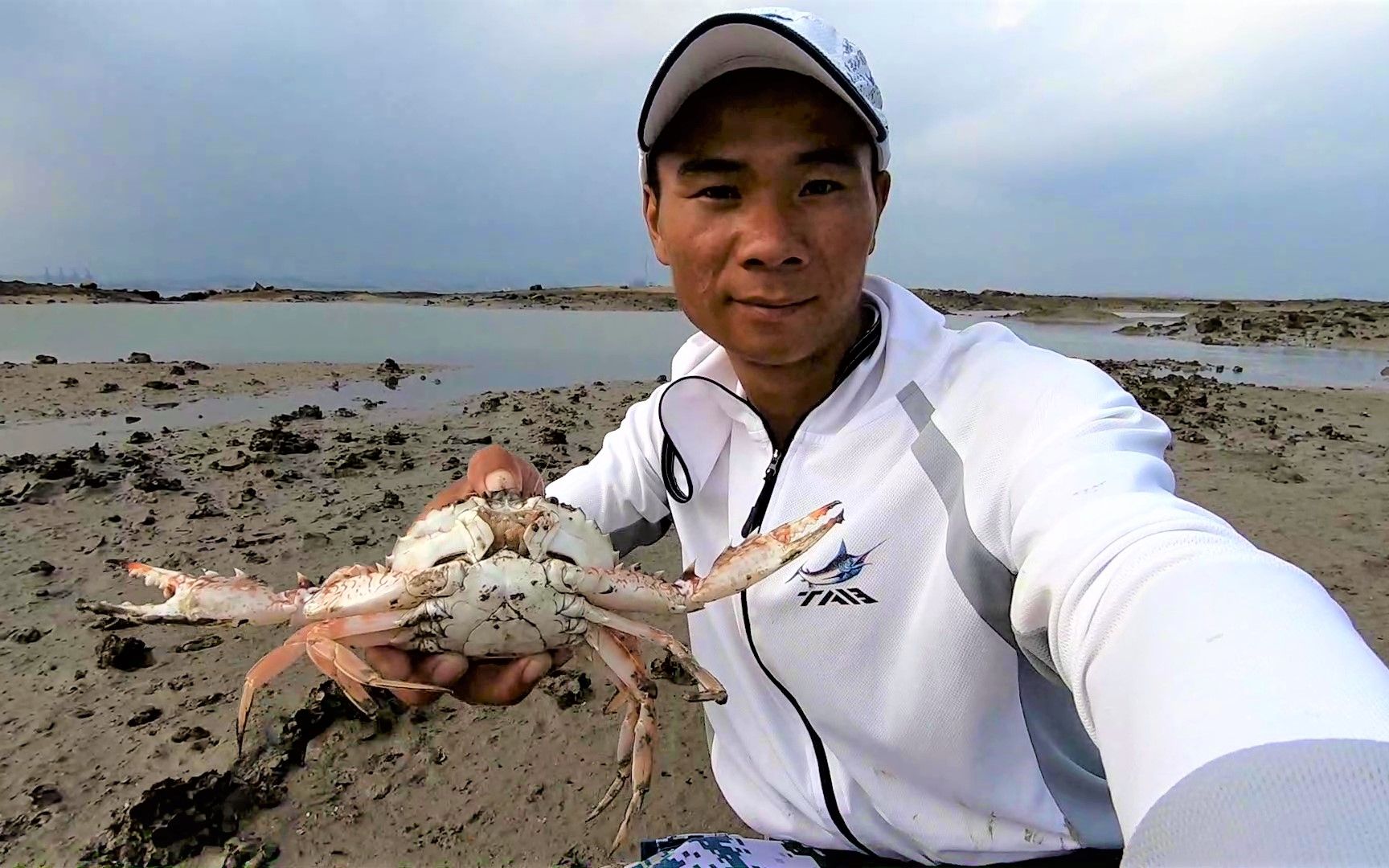 小夥趕海遇到一隻狂奔的大螃蟹一腳把它踢暈不然別想抓到