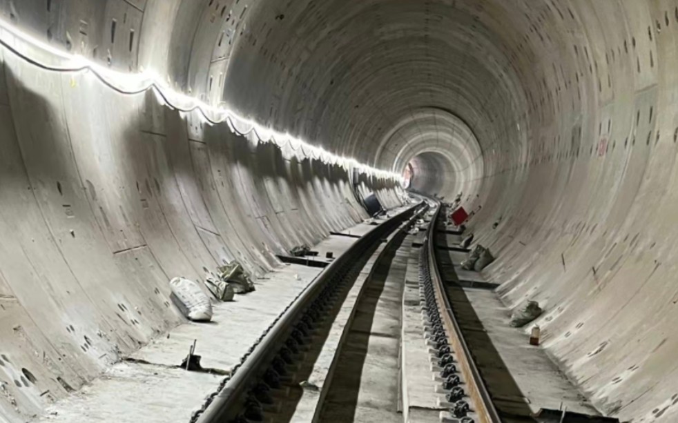 武汉地铁11号线二期大面积铺轨 今年底开通