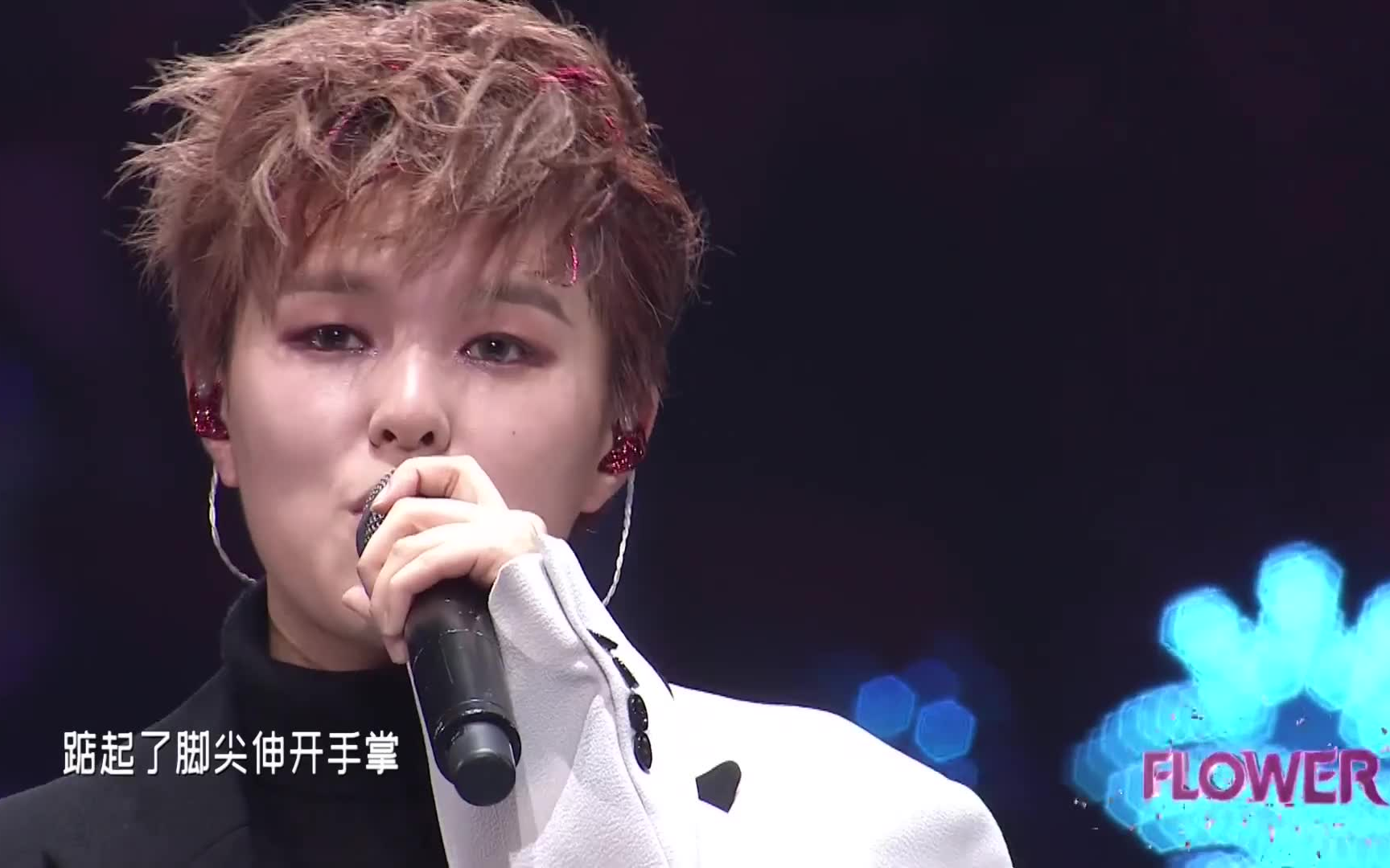 Sunnee《Sunny》晴儿妹妹发话说自己表演之前有把灯牌拿反的请自己赶紧调整回来噢！