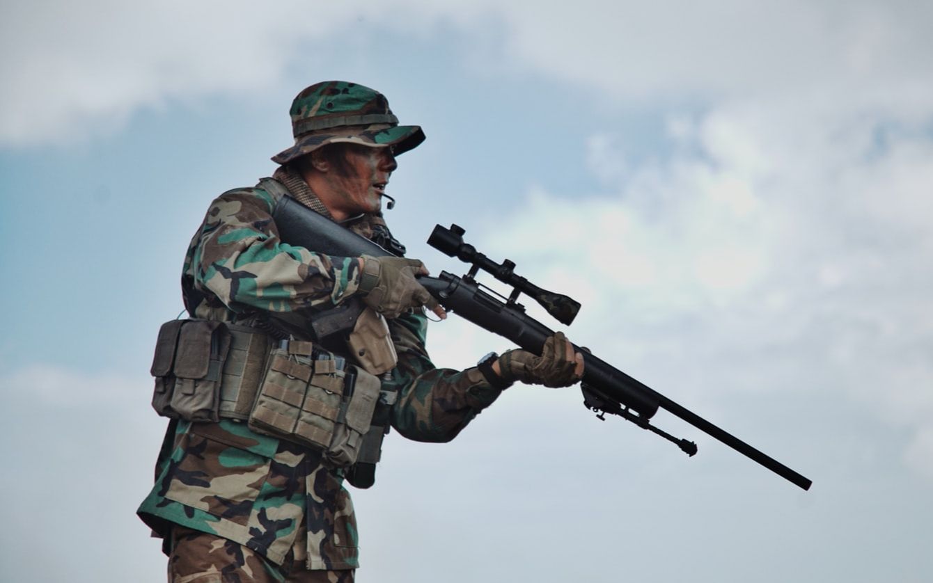 警察半夜抓捕一人,对方说:天亮再抓我!