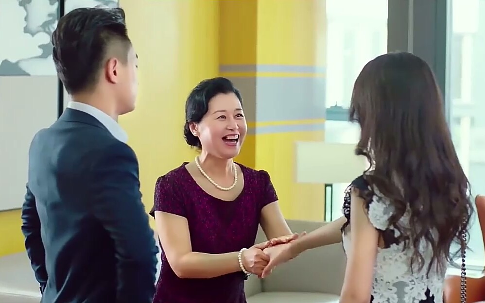 替身小美人替女主还钱