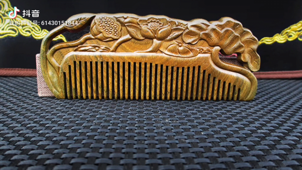 在古代,男生送女生梳子有私订终身,想要和女生白头偕老的意思,代币换